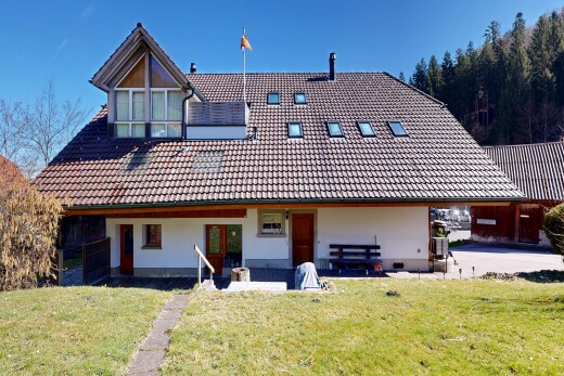 façade avec toit en tuiles, pelouse, day time, property visible, et bardage en stuc