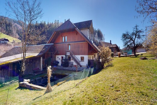 façade avec pelouse, bardage vertical, day time, et property visible