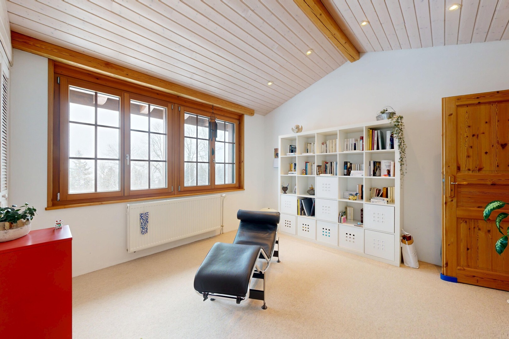 bureau avec radiateur, drywall, cloison sèche, vaulted ceiling, et plafond voûté