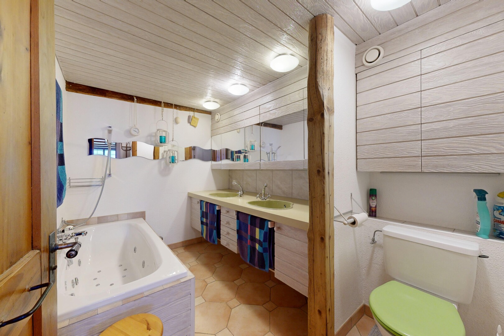 salle de bains avec toilette, salle de bain complète, bain, inside property, et double vasque