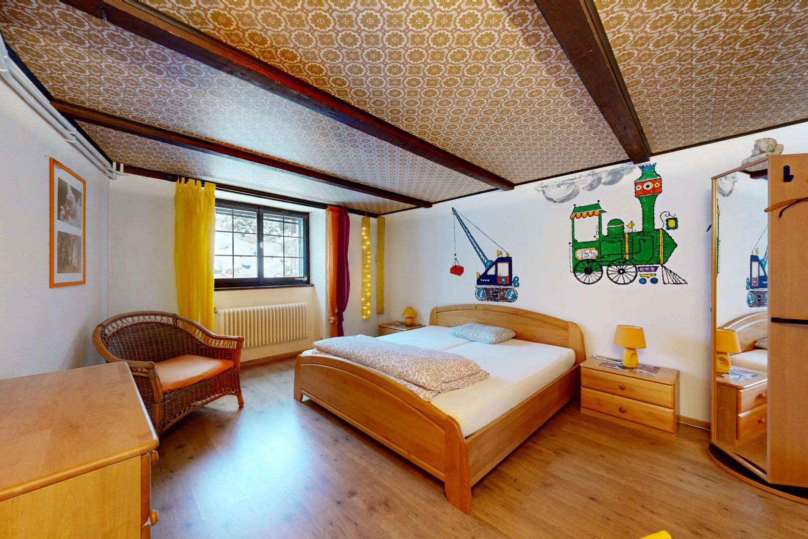 chambre avec cloison sèche, drywall, inside property, radiateur, et lumière naturelle