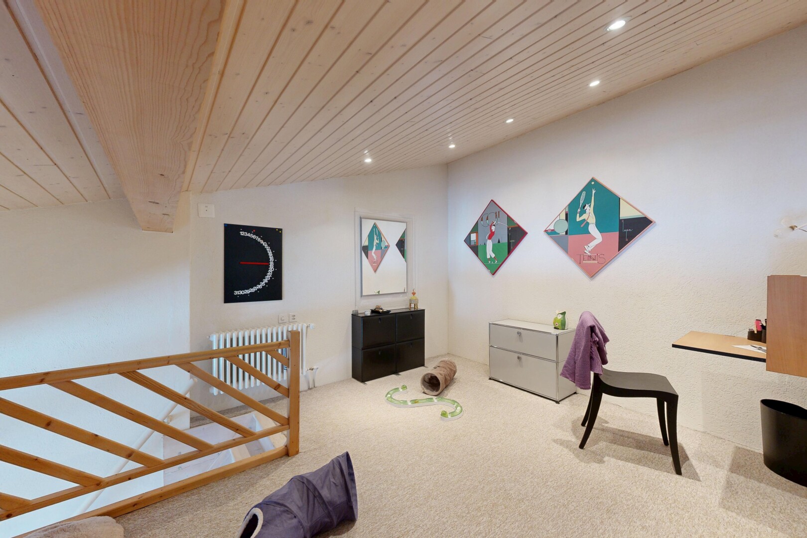 chambre avec plafond en bois, wood ceiling, moquette, carpet, et inside property