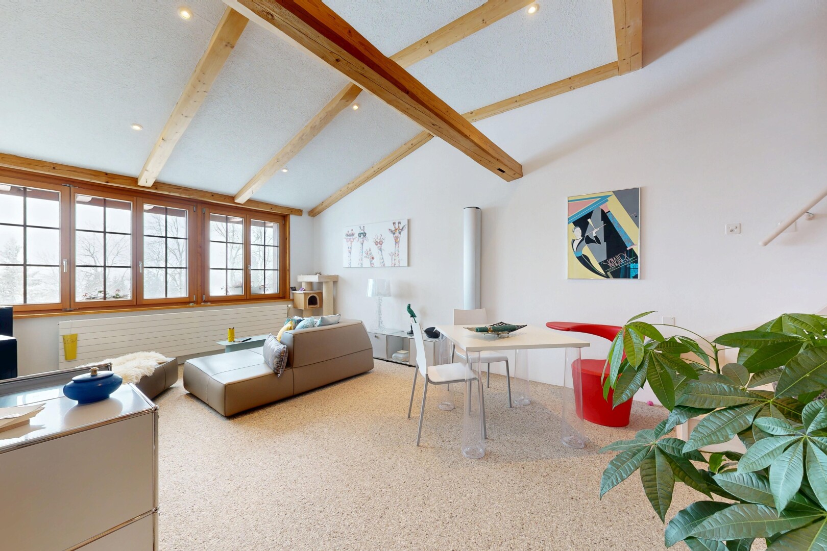 salon / salle à manger avec beamed ceiling, plafond à poutres, vaulted ceiling, plafond voûté, et inside property