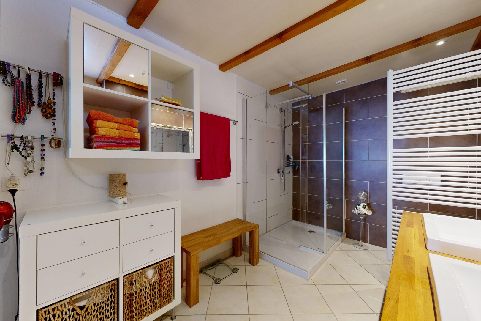 salle de bains avec chauffe-serviettes, radiateur, lavabo (ou coiffeuse selon le contexte), salle de bain complète, et inside property