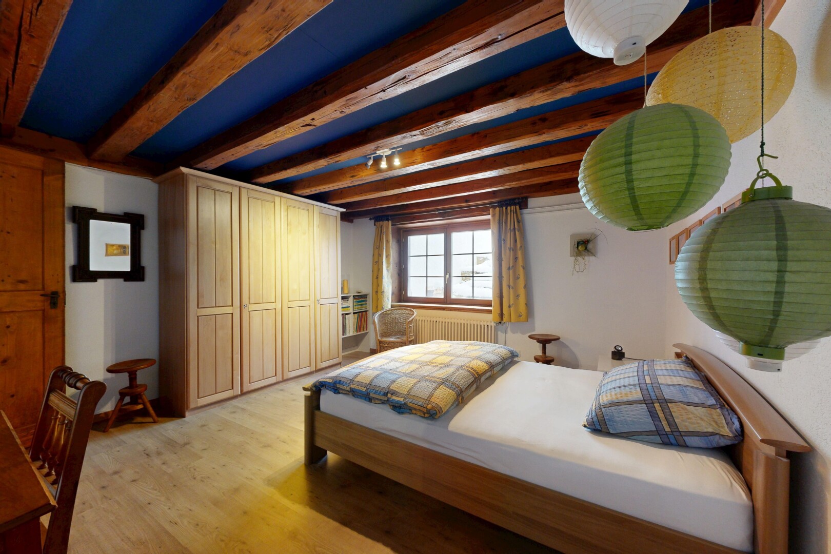 chambre avec inside property, sol en finition bois, wood finish floor, plafond à poutres, et beamed ceiling