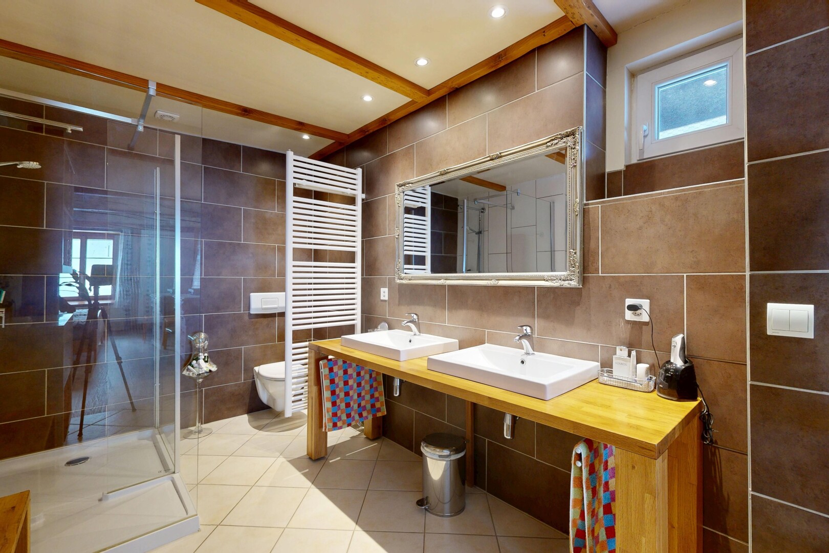 salle de bains avec salle de bain complète, tile wall, mur en carrelage, chauffe-serviettes, et douche