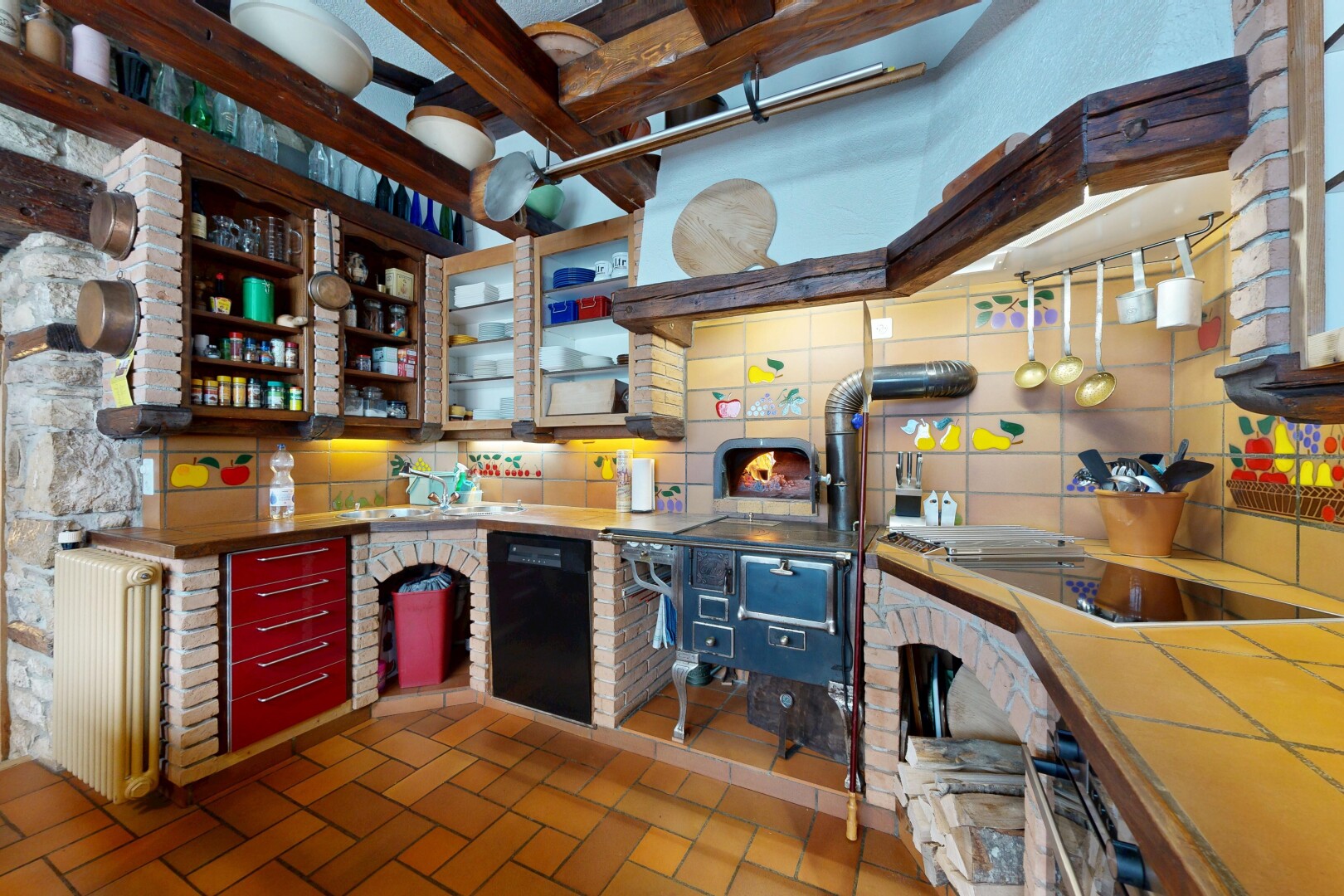 cuisine avec inside property, radiateur, brick finish floor, et sol en finition brique