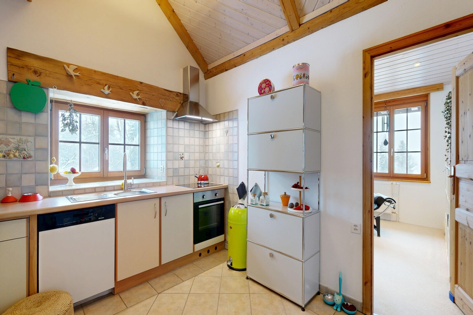 cuisine avec dosseret, backsplash, hotte, light floor, et plans de travail