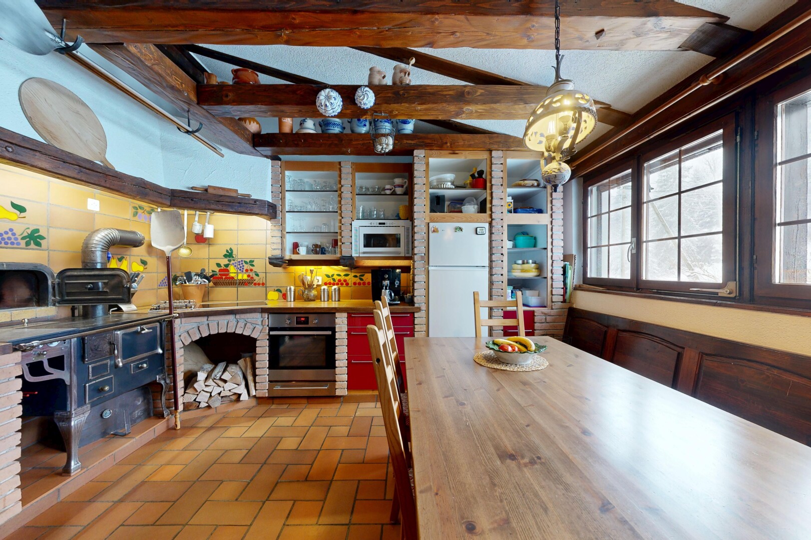 cuisine avec brick finish floor, sol en finition brique, brick tile, réfrigérateur, et inside property