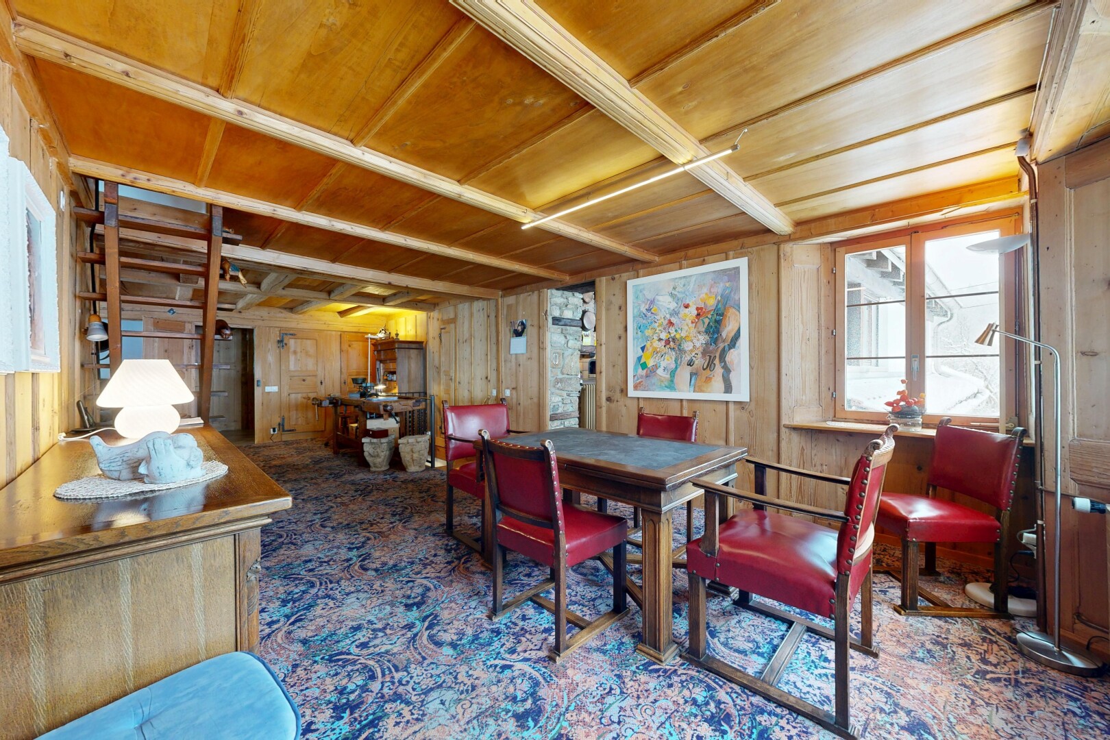 salle à manger avec mur en bois, wood wall, inside property, lumière naturelle, et natural light
