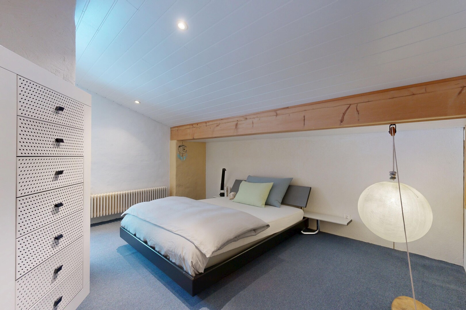chambre avec radiateur, carpet, moquette, inside property, et recessed lighting