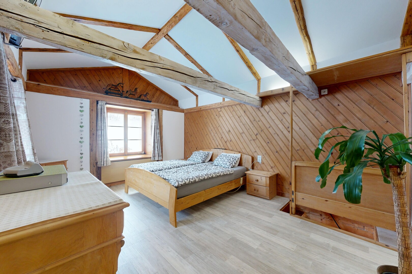 chambre avec inside property, sol en finition bois, wood finish floor, mur en bois, et wood wall