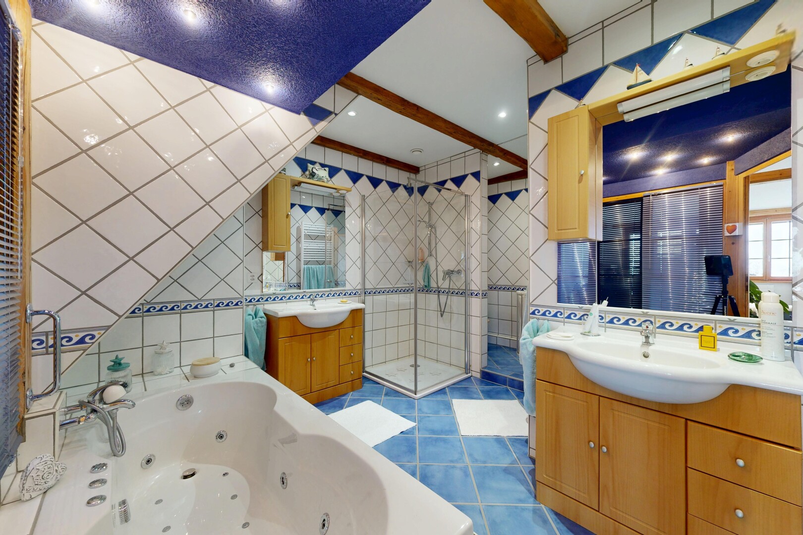 salle de bains avec mur en carrelage, tile wall, salle de bain complète, deux lavabos simples, et bain