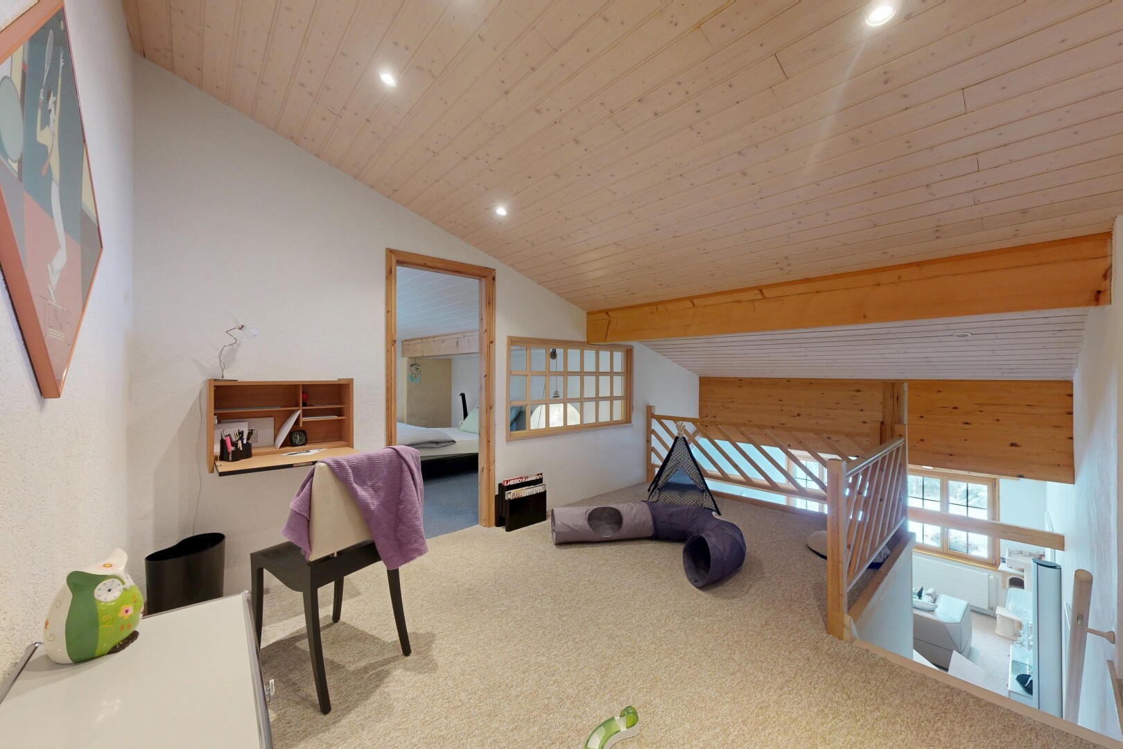 chambre avec recessed lighting, éclairage encastré, inside property, wood ceiling, et plafond en bois