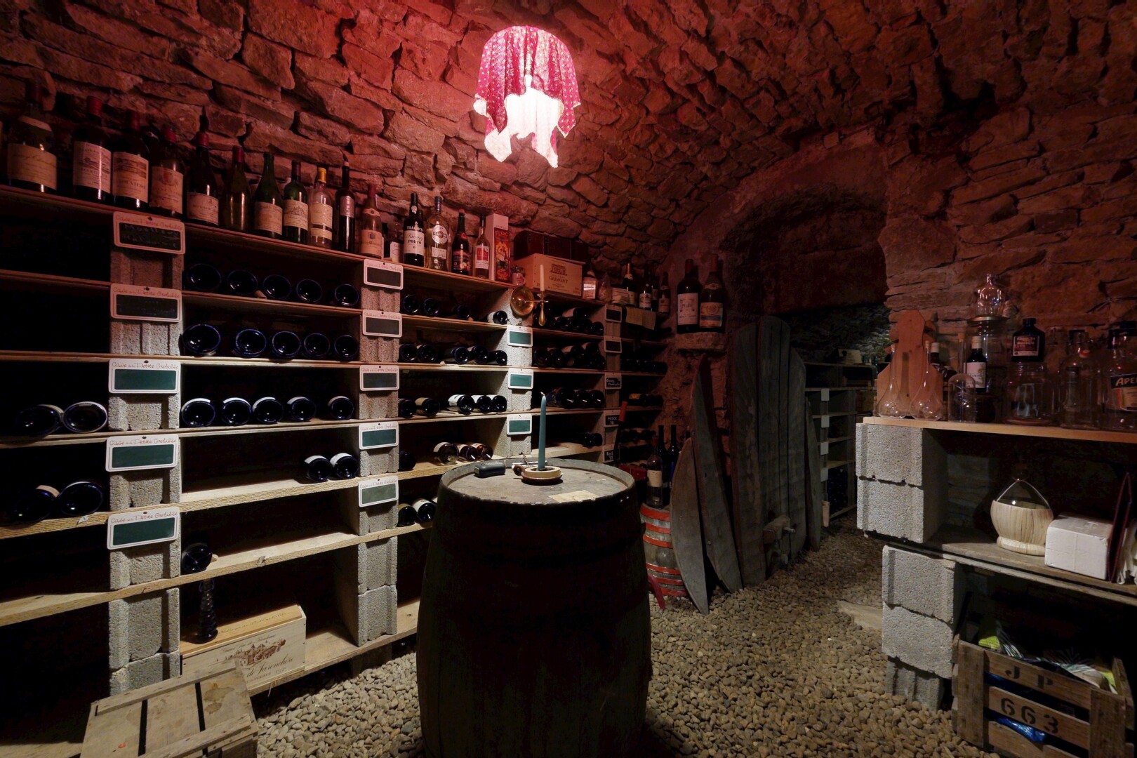 cave avec mur en pierre, stone wall, plafond voûté, et vaulted ceiling
