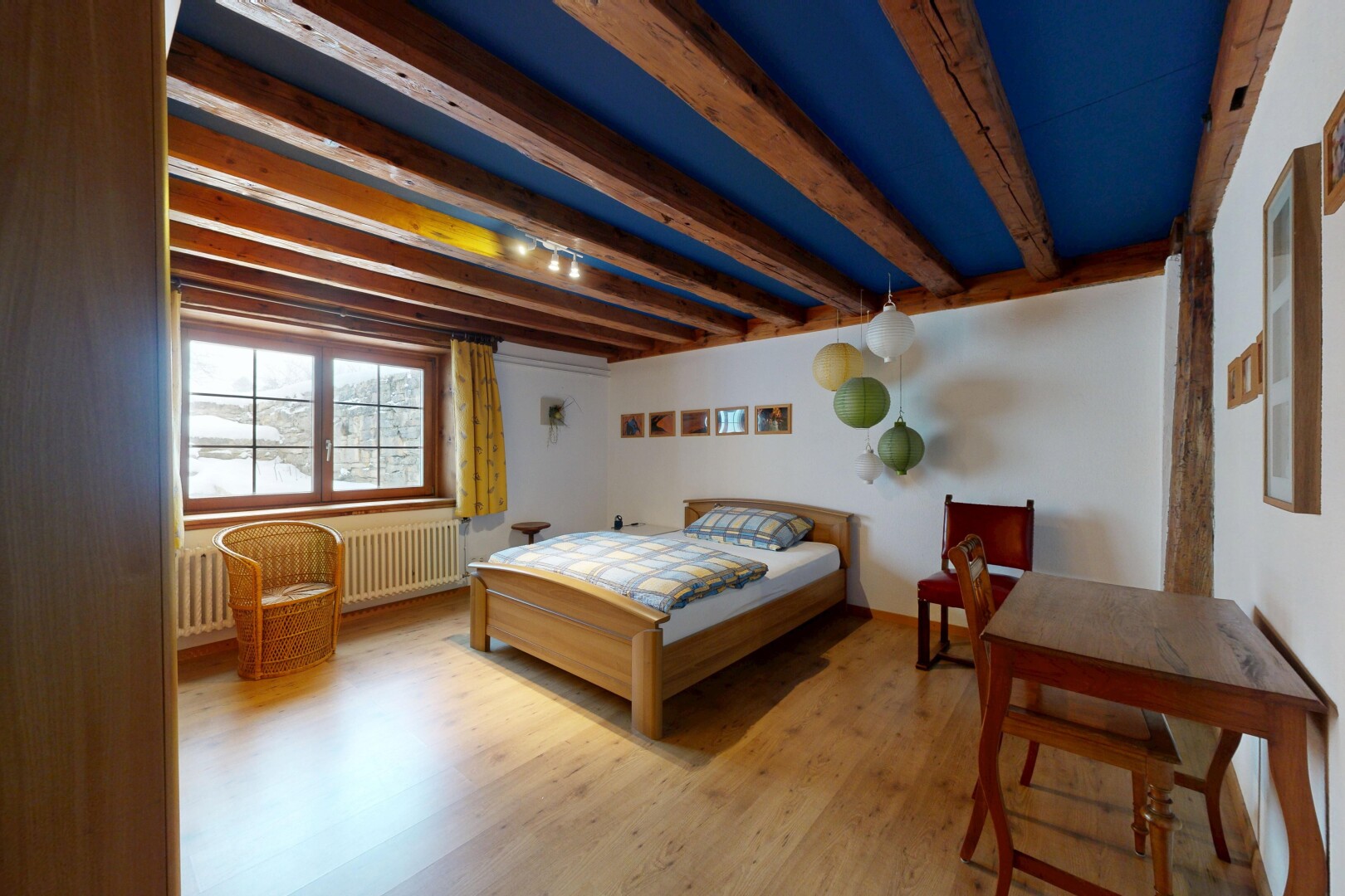 chambre avec inside property, sol en finition bois, wood finish floor, plafond à poutres, et beamed ceiling