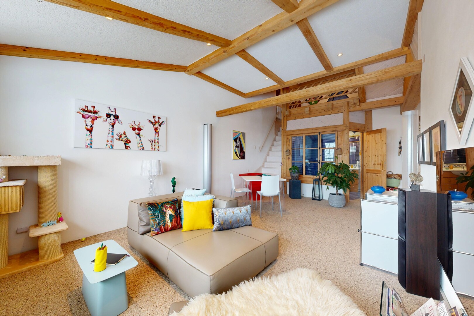 salon / salle à manger avec escaliers, inside property, plafond voûté, vaulted ceiling, et moquette