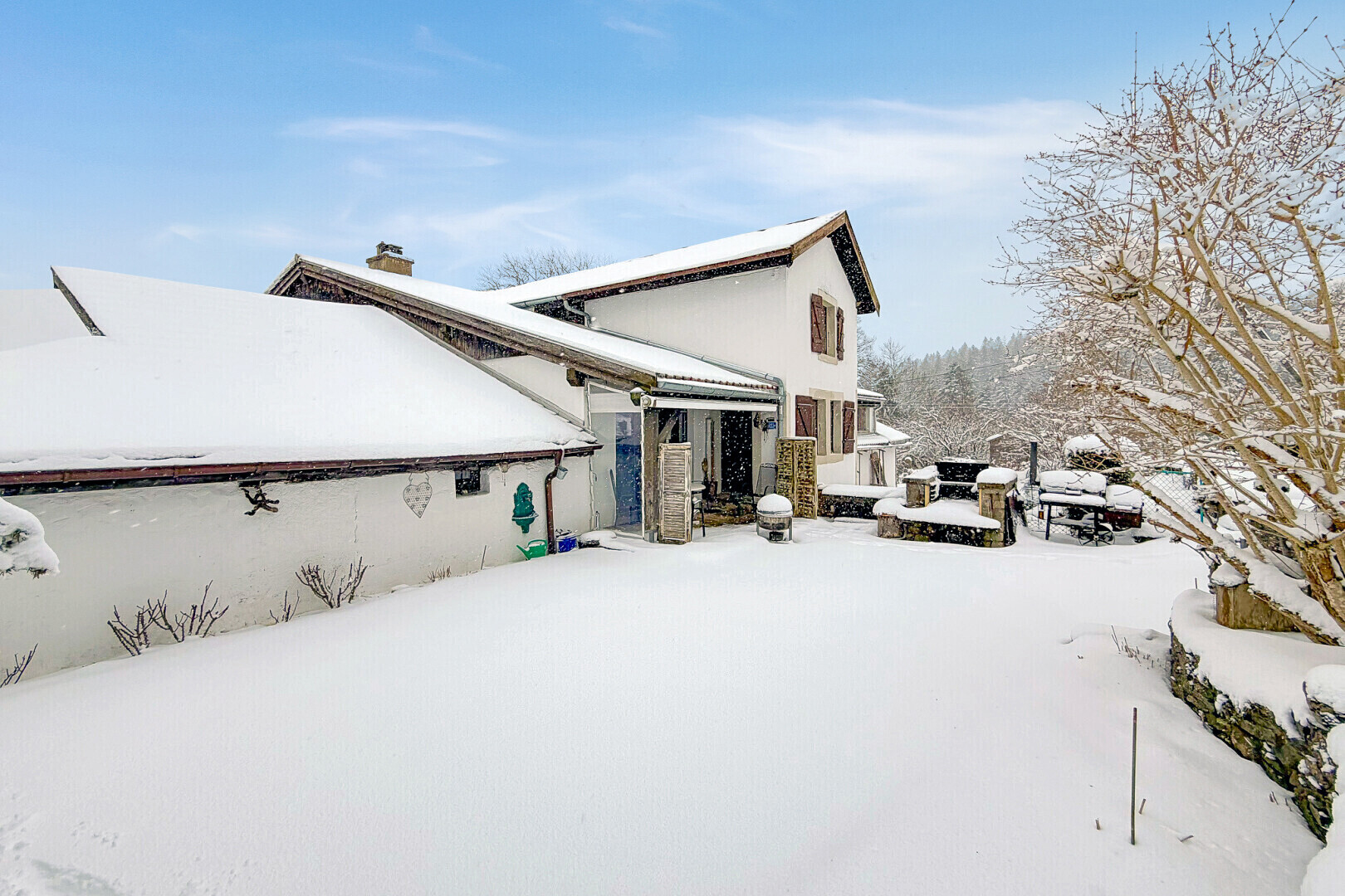 terrasse avec property visible, snow, et day time