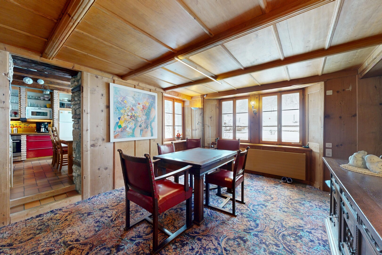 salle à manger avec mur en bois, wood wall, inside property, plafond en bois, et wood ceiling