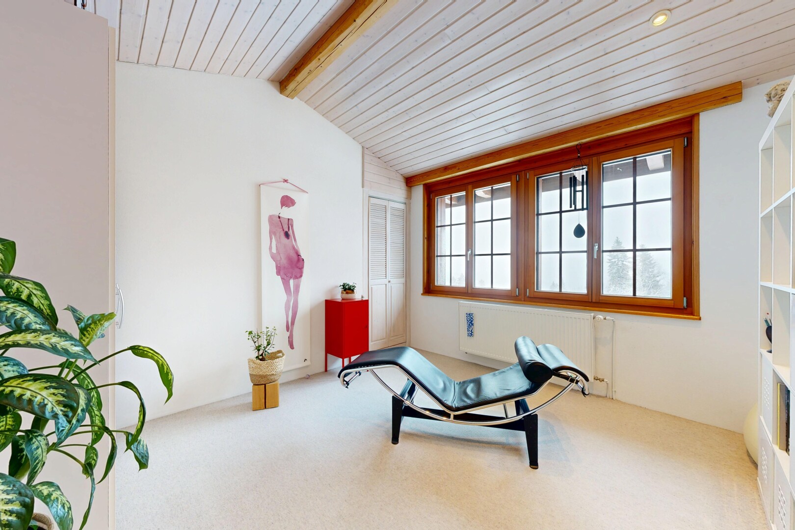 gym avec radiateur, plafond à poutres, beamed ceiling, plafond voûté, et vaulted ceiling