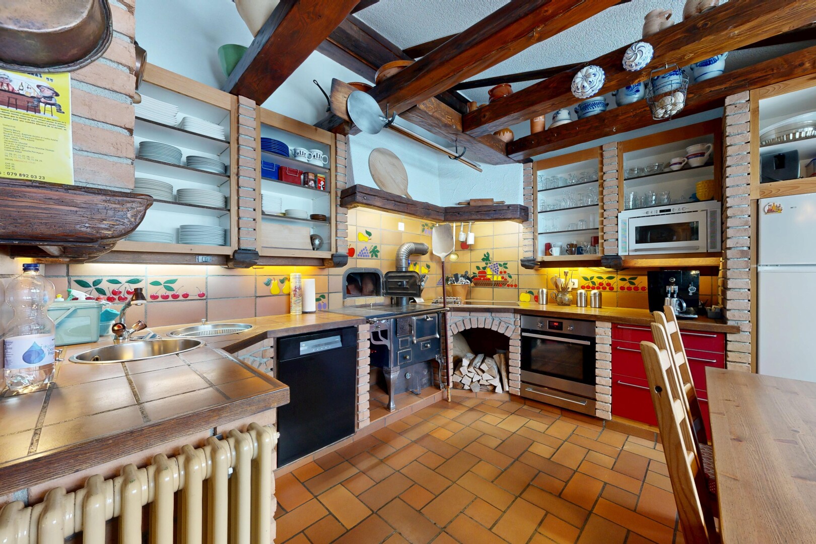 cuisine avec radiateur, lave-vaisselle, brick finish floor, sol en finition brique, et inside property