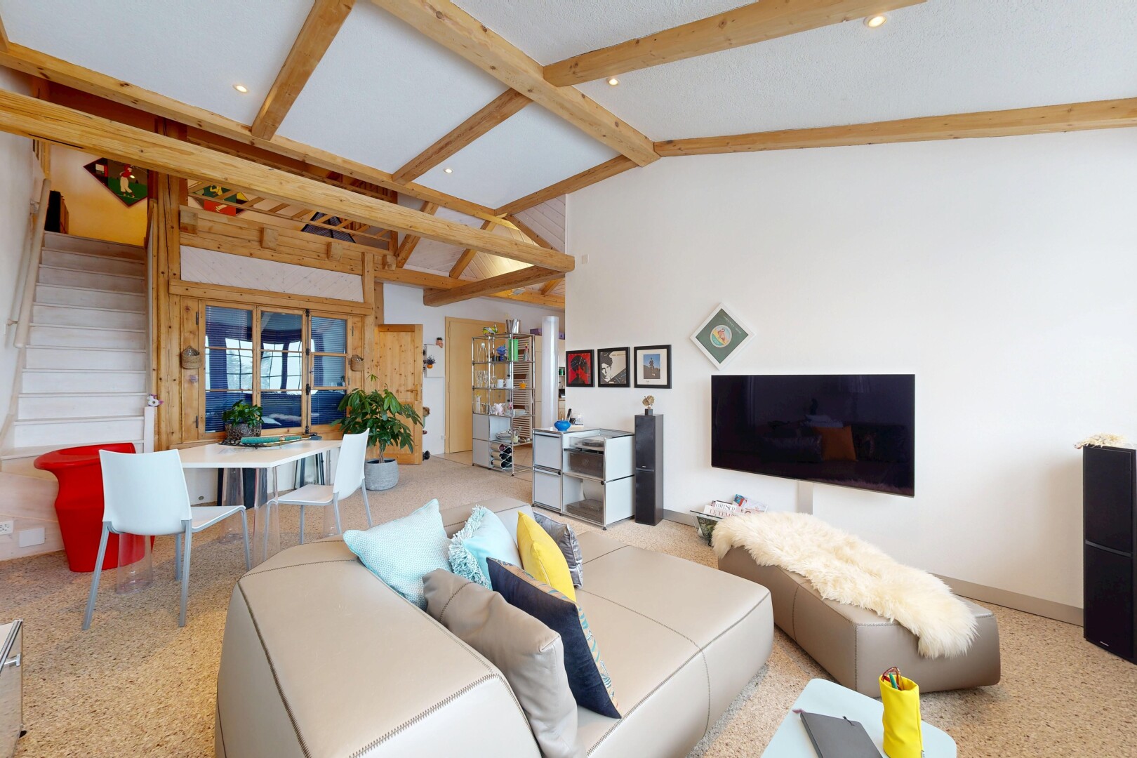 salon / salle à manger avec sol en agrégat, aggregate floor, télévision, inside property, et plafond voûté