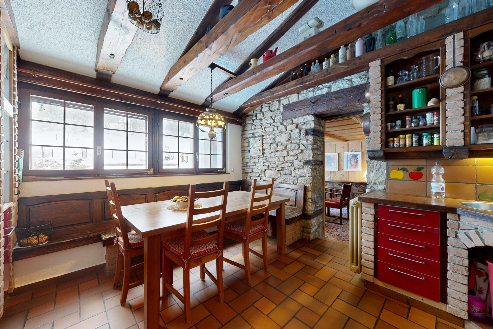 salle à manger avec plafond voûté, vaulted ceiling, inside property, lumière naturelle, et natural light