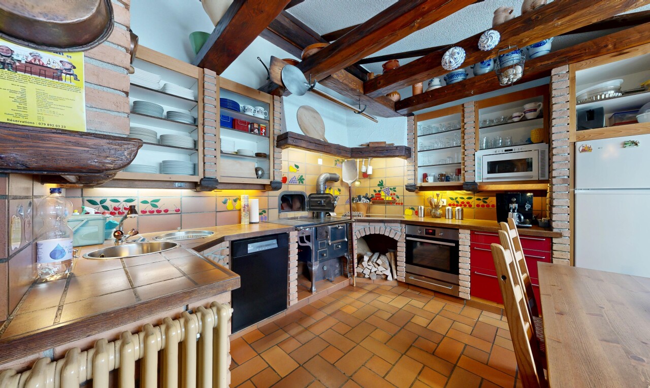 cuisine avec radiateur, lave-vaisselle, brick finish floor, sol en finition brique, et inside property