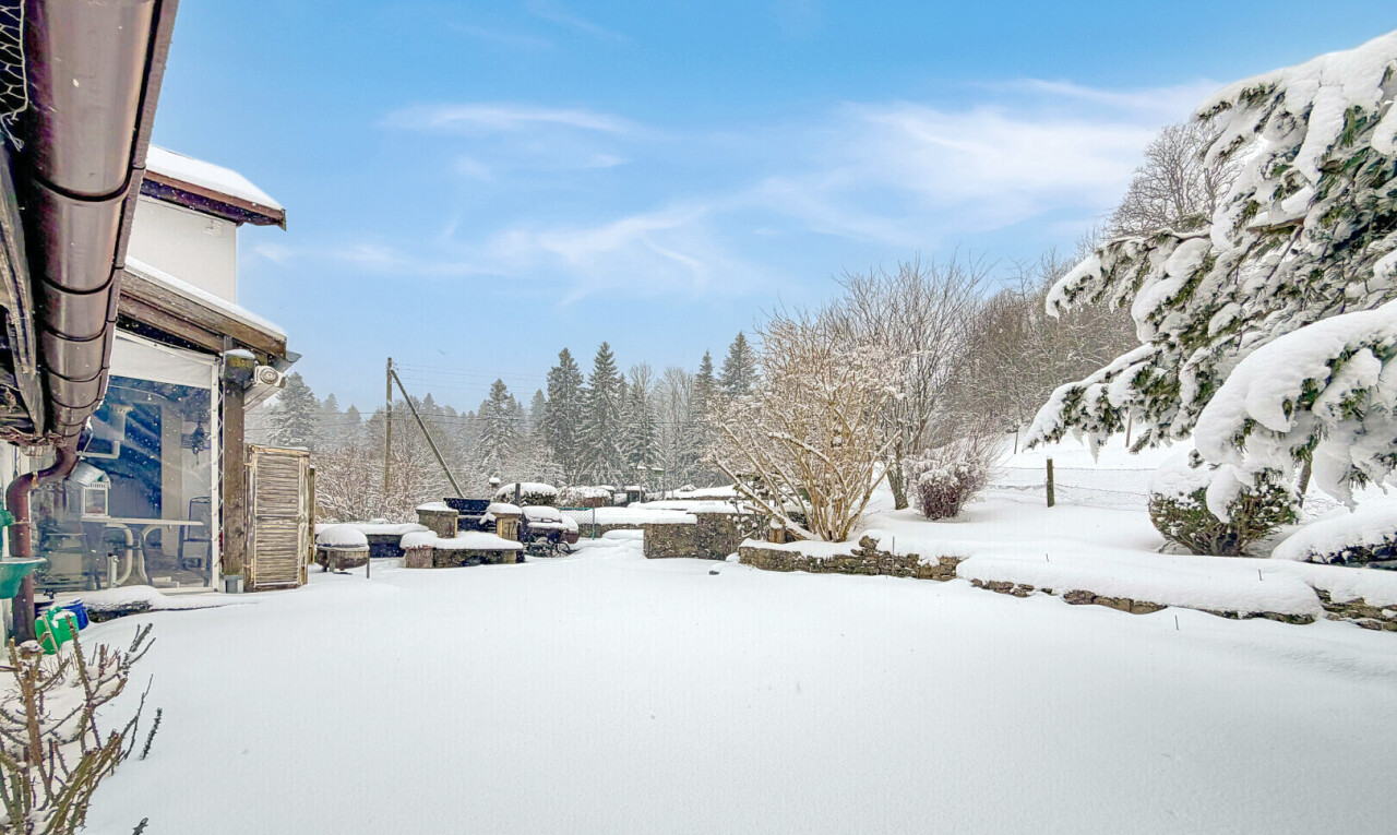 extérieur du bâtiment avec snow et day time