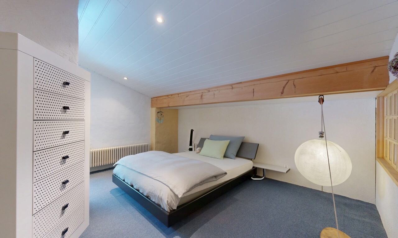 chambre avec radiateur, carpet, moquette, inside property, et recessed lighting