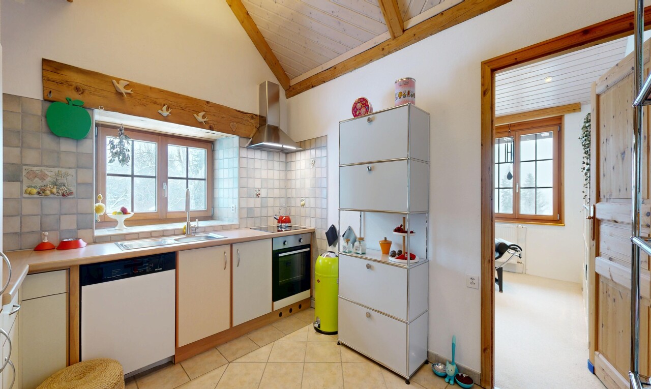 cuisine avec dosseret, backsplash, hotte, light floor, et plans de travail