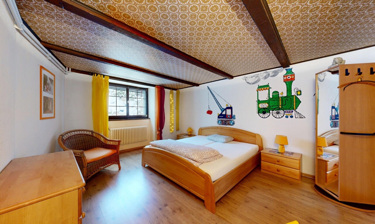 chambre avec cloison sèche, drywall, inside property, radiateur, et lumière naturelle
