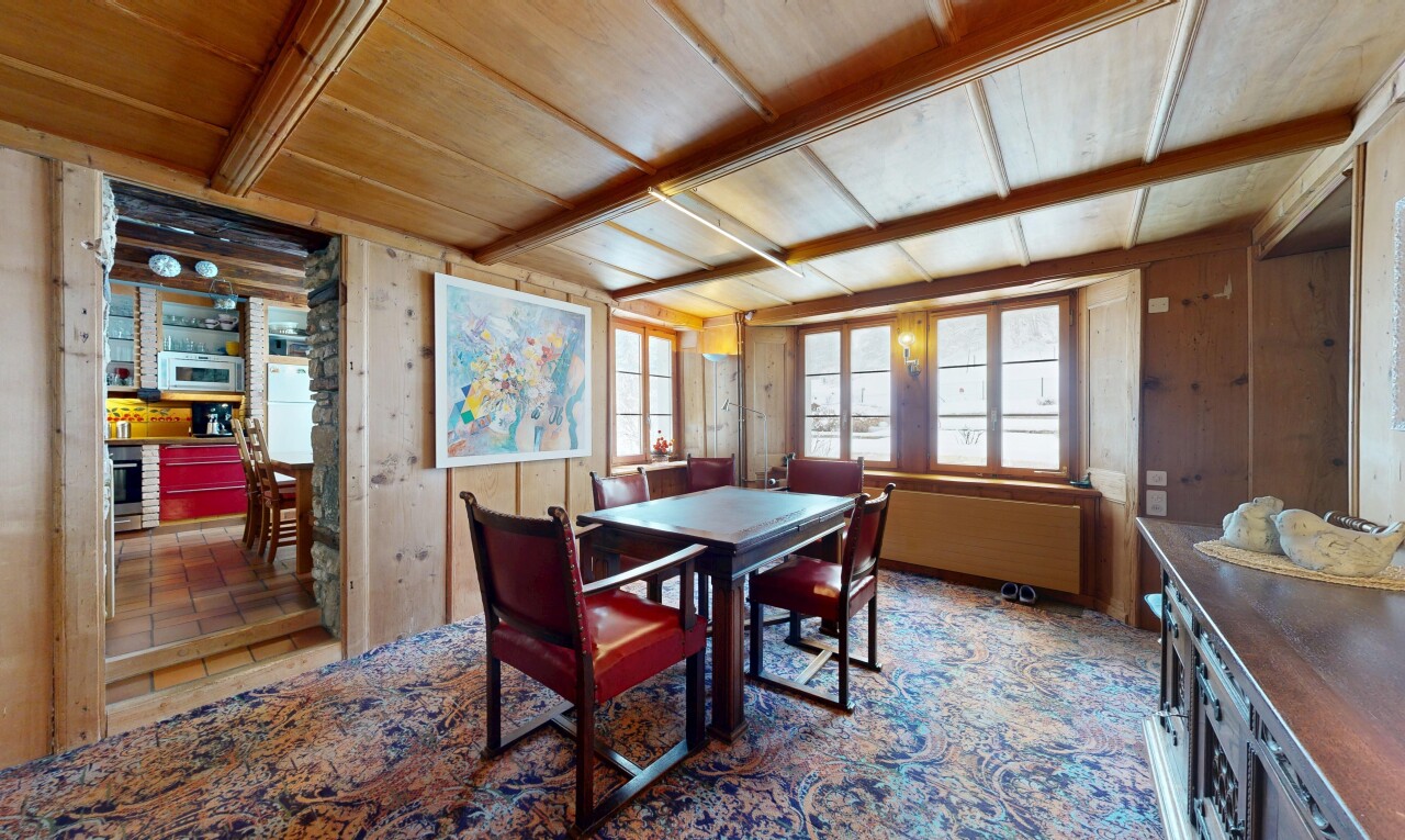 salle à manger avec mur en bois, wood wall, inside property, plafond en bois, et wood ceiling