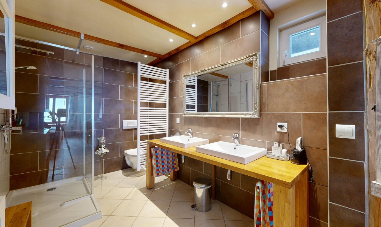 salle de bains avec salle de bain complète, tile wall, mur en carrelage, chauffe-serviettes, et douche
