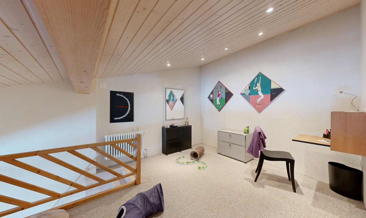 chambre avec plafond en bois, wood ceiling, moquette, carpet, et inside property