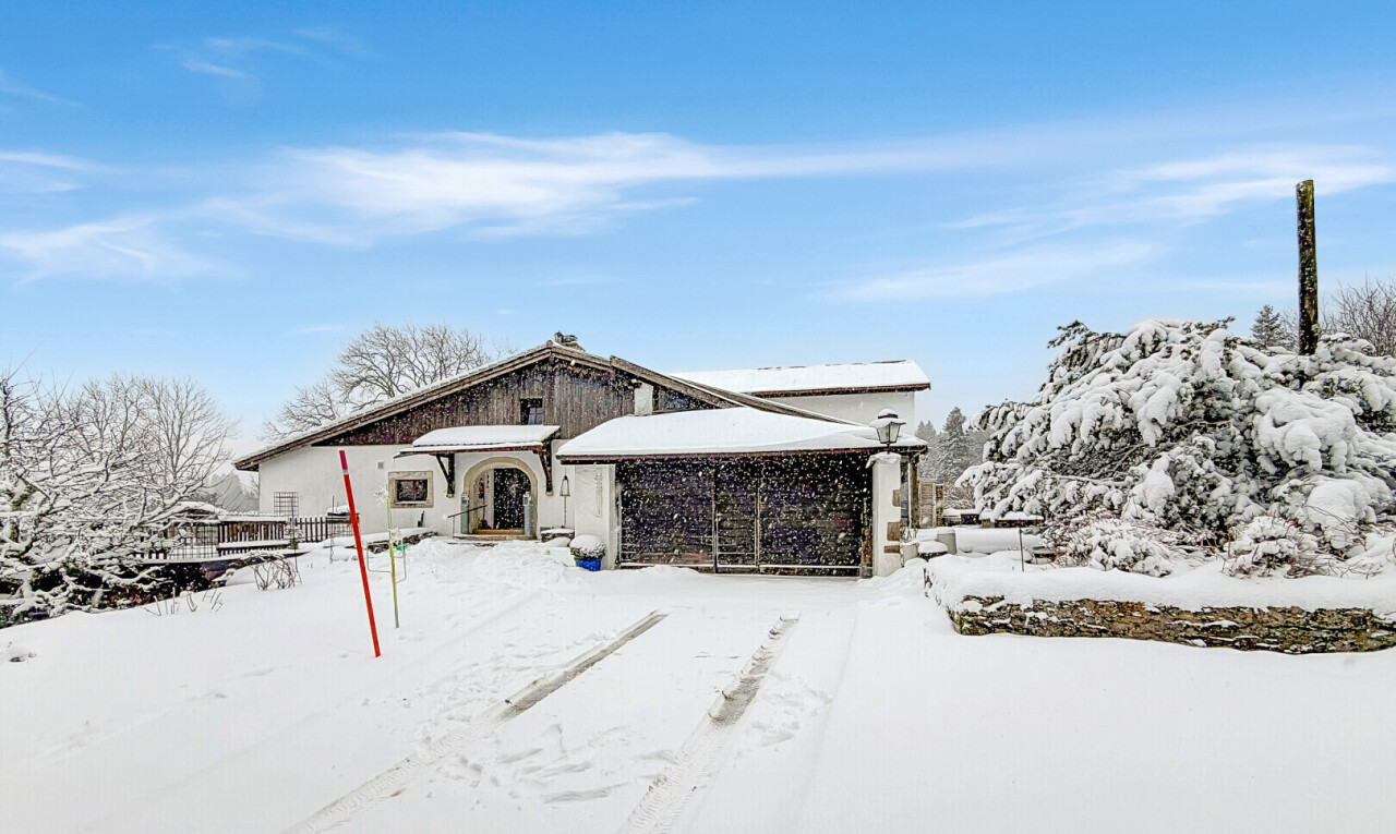 façade avec property visible, day time, et snow