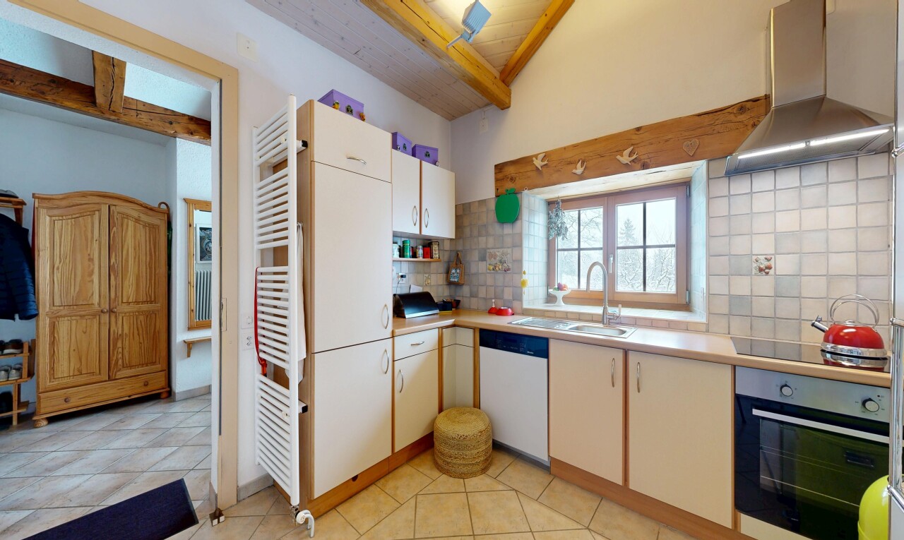 cuisine avec dosseret, backsplash, hotte, four, et plans de travail