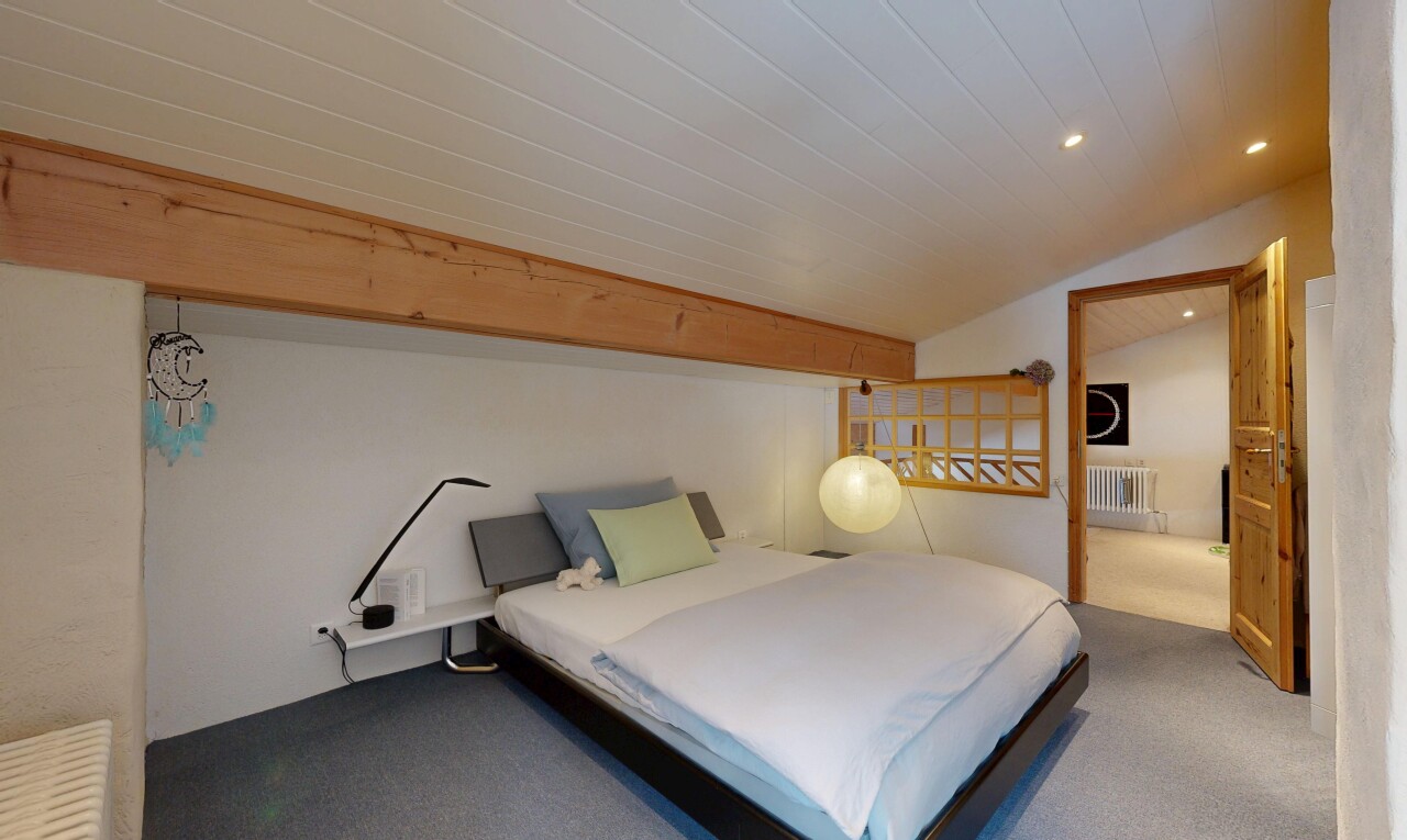 chambre avec recessed lighting, éclairage encastré, vaulted ceiling, plafond voûté, et carpet
