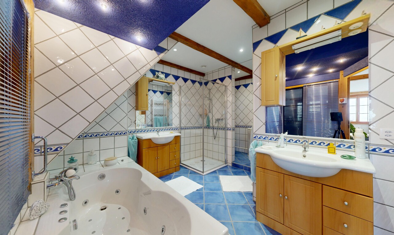 salle de bains avec mur en carrelage, tile wall, salle de bain complète, deux lavabos simples, et bain