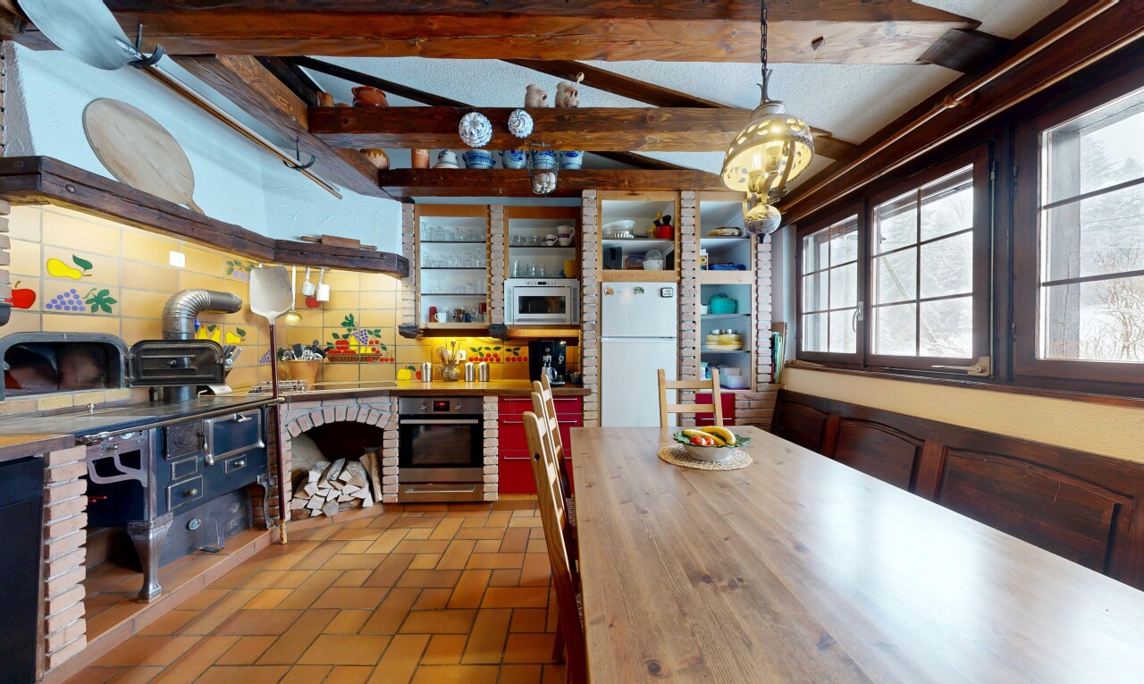 cuisine avec brick finish floor, sol en finition brique, brick tile, réfrigérateur, et inside property