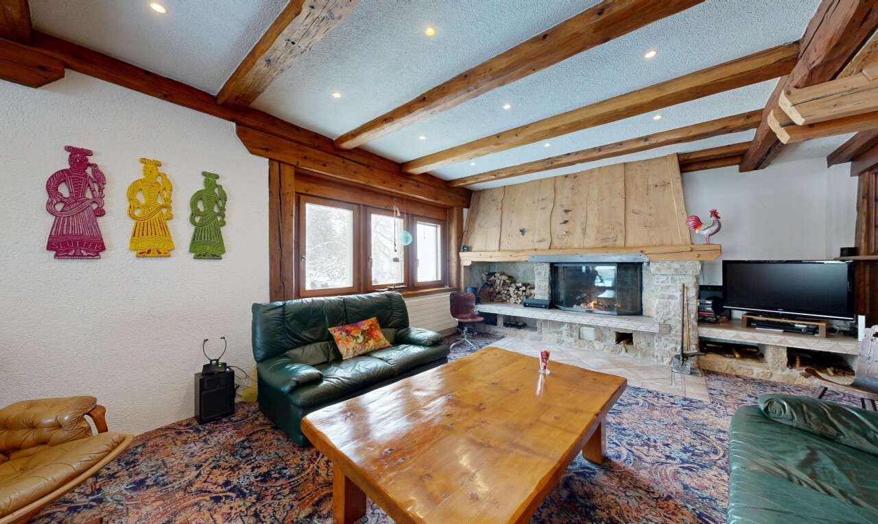 salon avec télévision, lumière naturelle, natural light, inside property, et cheminée