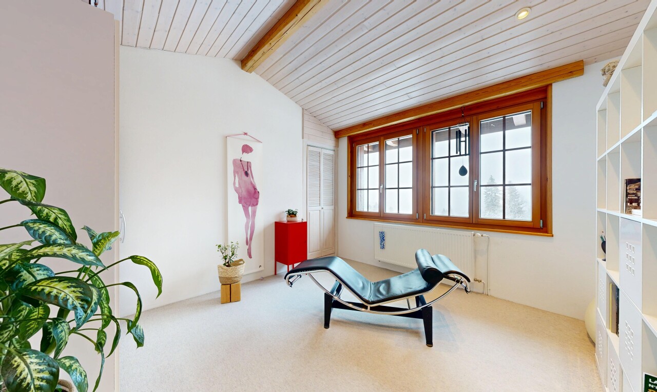 gym avec radiateur, plafond à poutres, beamed ceiling, plafond voûté, et vaulted ceiling