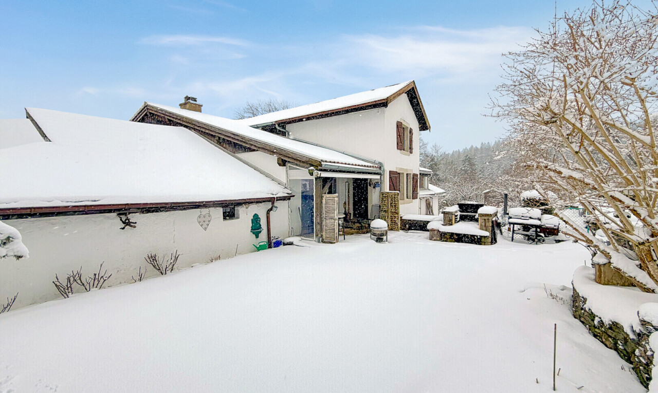 terrasse avec property visible, snow, et day time
