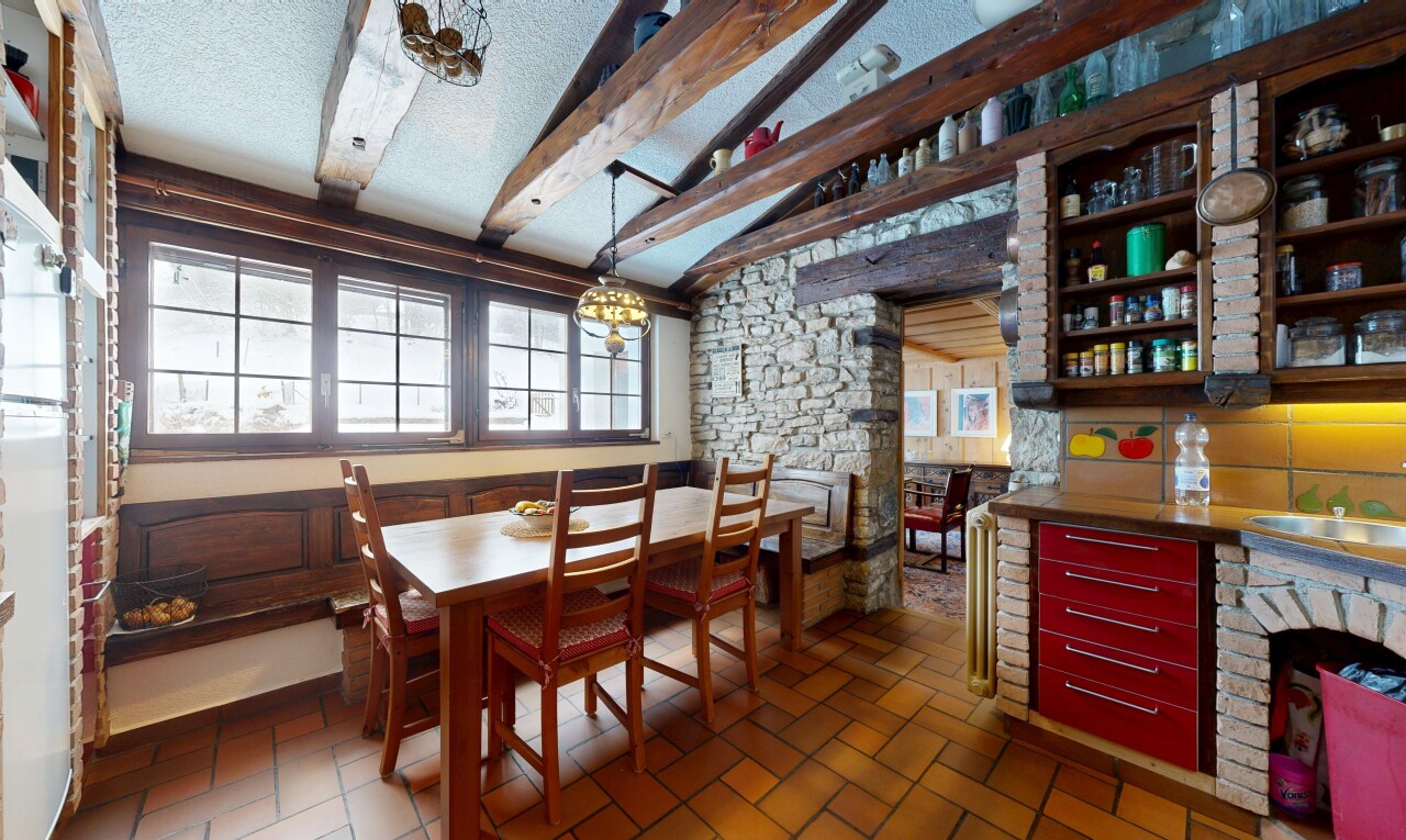 salle à manger avec plafond voûté, vaulted ceiling, inside property, lumière naturelle, et natural light
