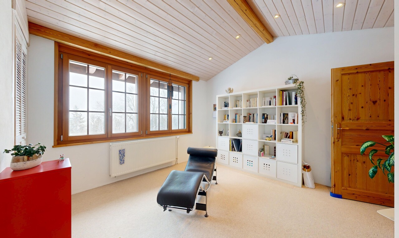 bureau avec radiateur, drywall, cloison sèche, vaulted ceiling, et plafond voûté