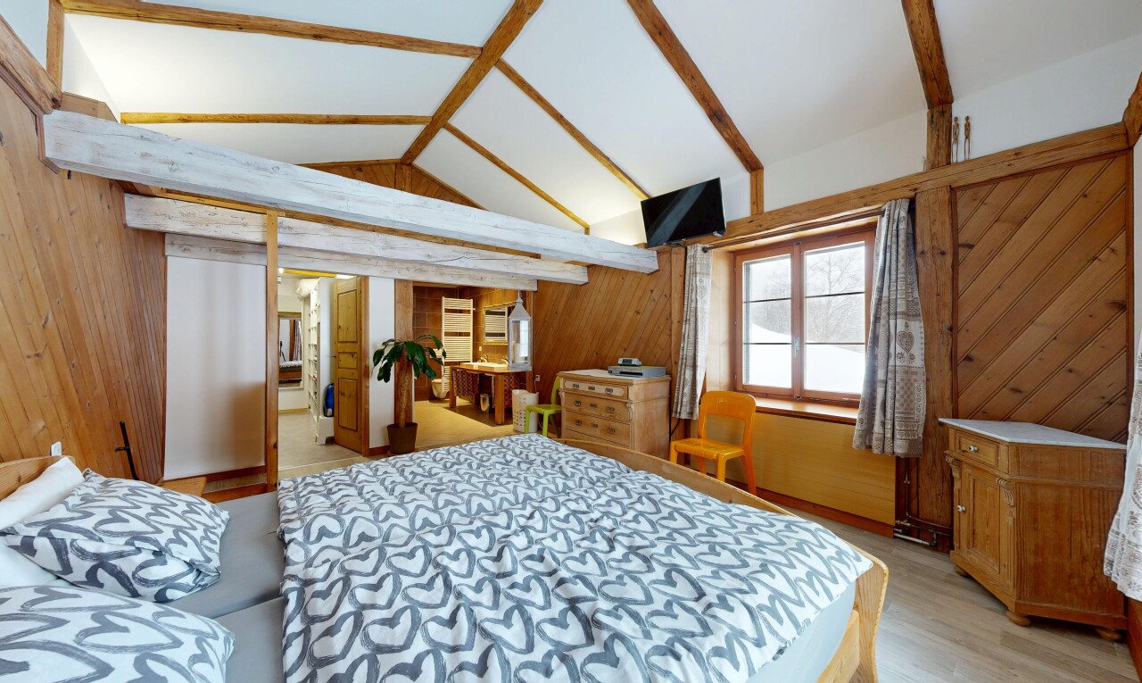 chambre avec inside property, plafond voûté, vaulted ceiling, light floor, et télévision