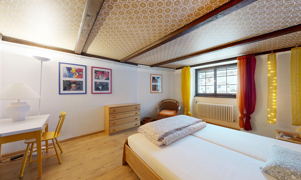 chambre avec wood finish floor, sol en finition bois, radiateur, inside property, et beamed ceiling