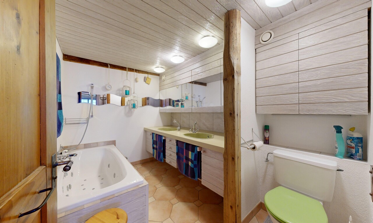 salle de bains avec toilette, salle de bain complète, bain, inside property, et double vasque