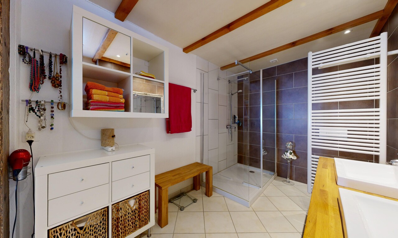 salle de bains avec chauffe-serviettes, radiateur, lavabo (ou coiffeuse selon le contexte), salle de bain complète, et inside property