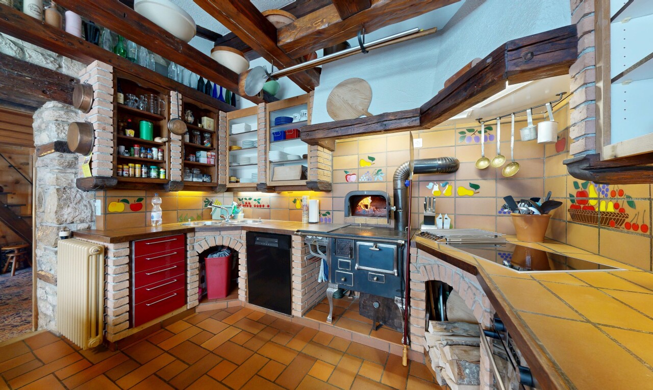cuisine avec inside property, radiateur, brick finish floor, et sol en finition brique